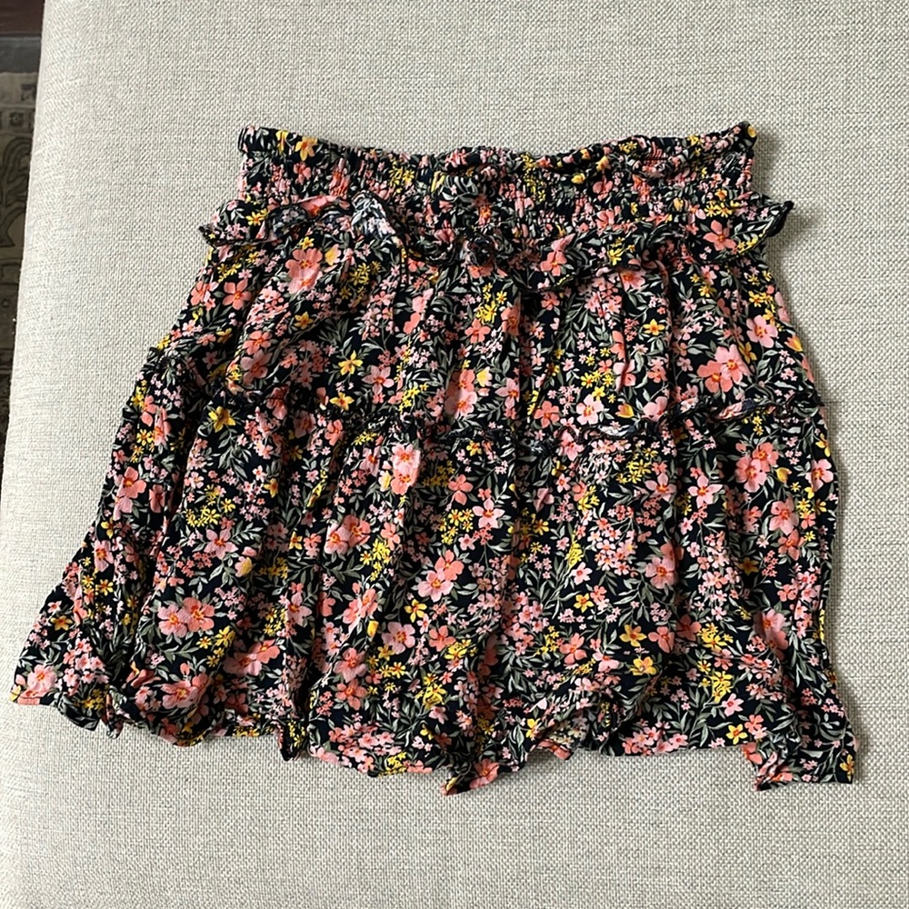 American Eagle floral skirt. Size women’s S. Worn once. Excellent condition.